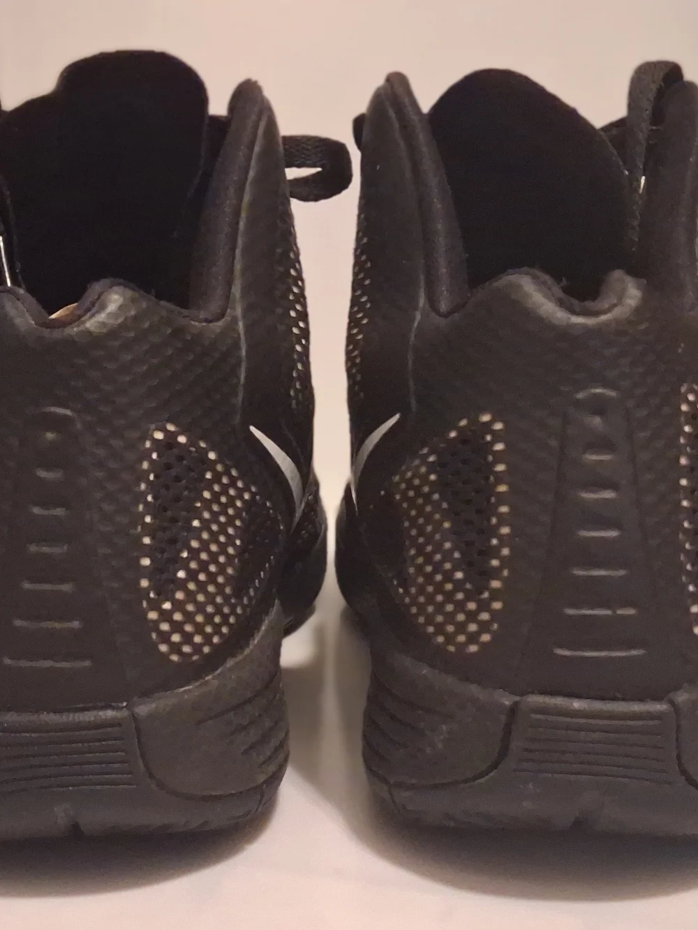 Nike Zoom Hyperfuse 2011 TB Men’s Mid Top Sneakers Black/White 454146-001 Size 9